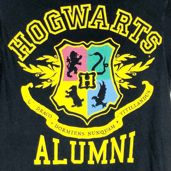 Harry Potter Small Tee Shirt‎ Hogwarts Alumni Top Black Short Sleeve Unisex 742 - Picture 1 of 4